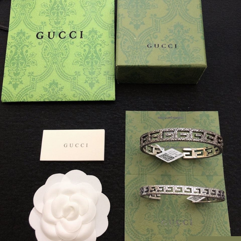 G*u*i bracelets